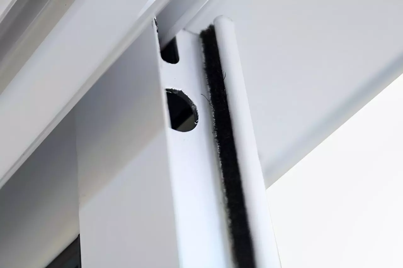 Janela de Alumínio Branco Vitro de Correr 2 Folhas Com Grade CMC Esqu - 1