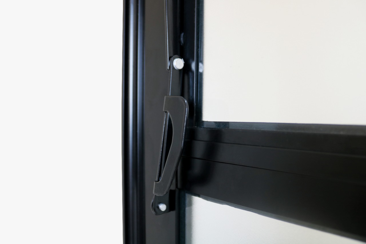 Porta de Alumínio Preto de Cozinha Basculante CMC Esquadrias Linha Mo - 2