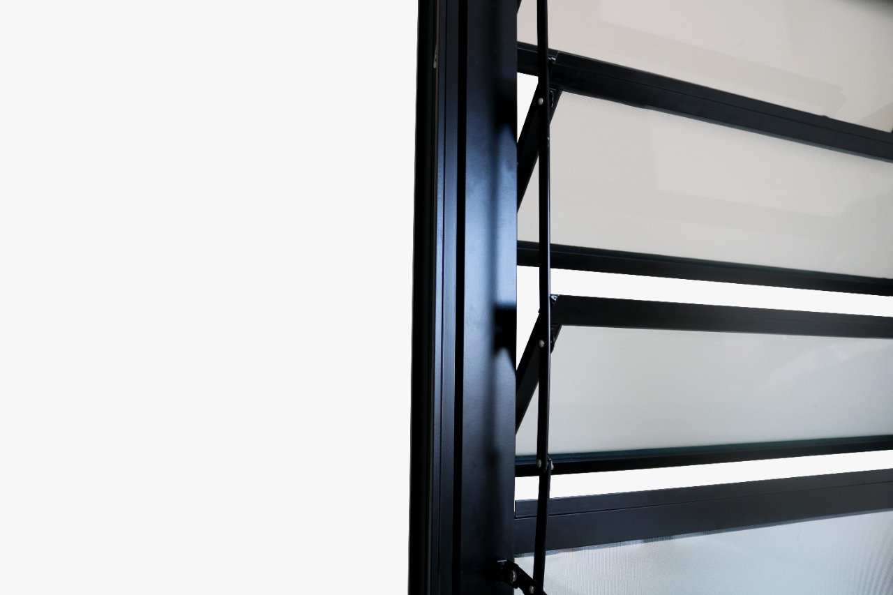Porta de Alumínio Preto de Cozinha Basculante CMC Esquadrias Linha Mo - 3