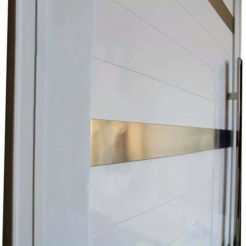 Porta Pivotante de Alumínio Branco Com Friso e Puxador CMC Esquadrias - 2