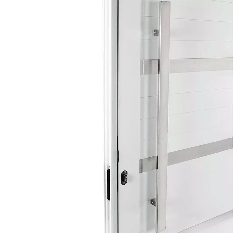 Porta Pivotante de Alumínio Branco Com Friso e Puxador CMC Esquadrias - 4