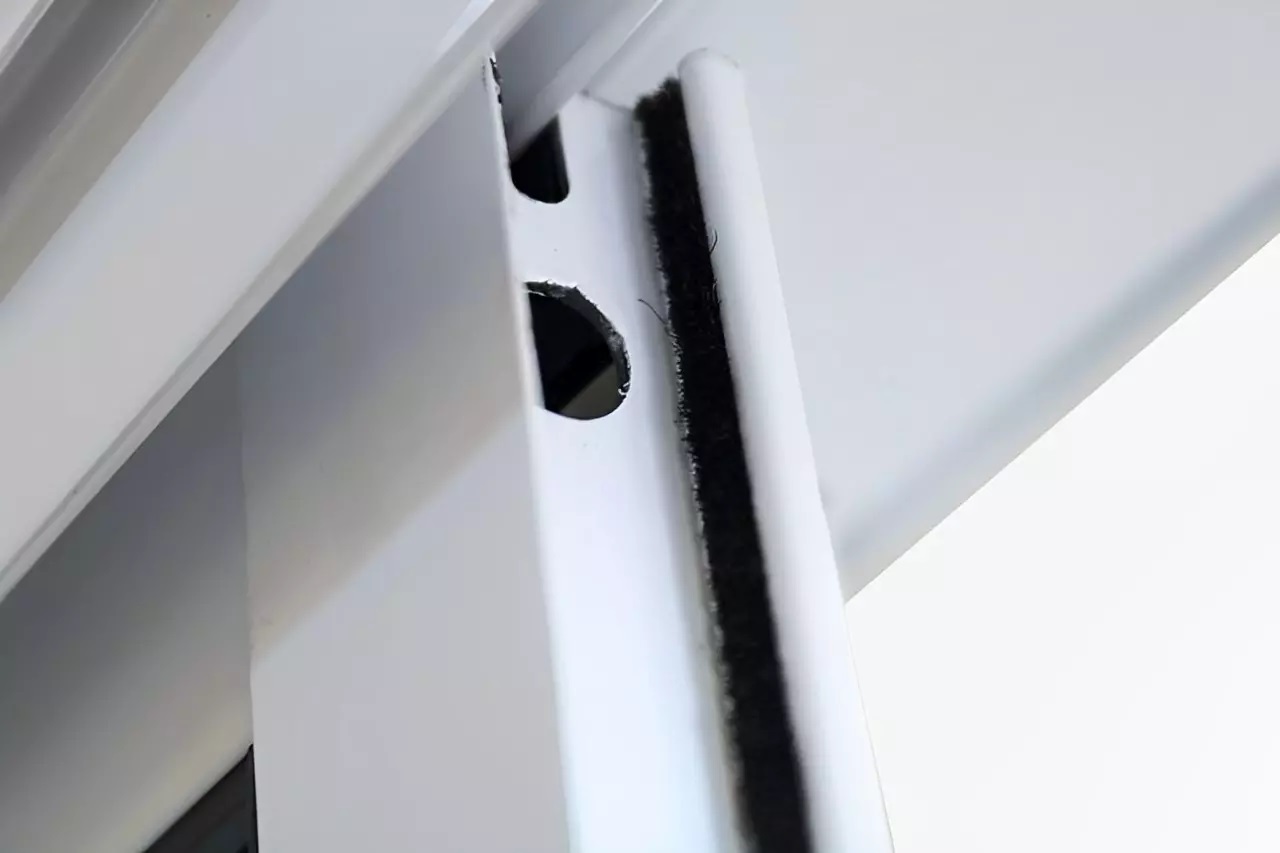 Janela de Alumínio Branco Vitro de Correr 2 Folhas Com Grade CMC Esqu - 1
